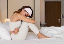 una ragazza sul letto con dolori addominali