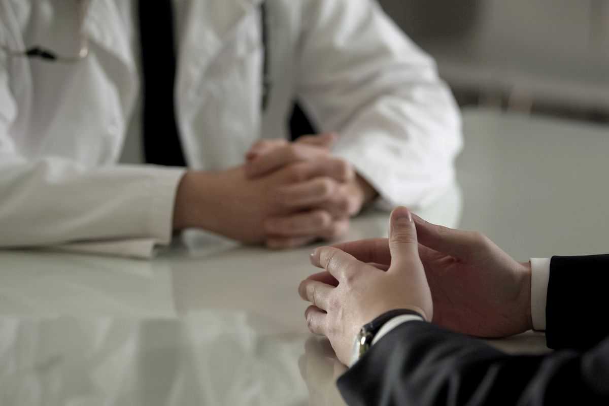 uomo che va dal medico per capire quale contraccettivo poter utilizzare