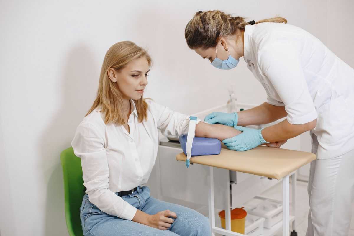 donna che si sottopone agli esami del sangue