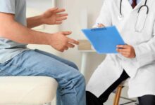 un medico spiega la diagnosi a un paziente