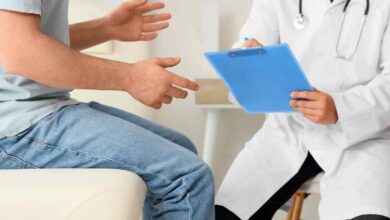 un medico spiega la diagnosi a un paziente