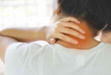 un uomo si massaggia il collo per alleviare il dolore