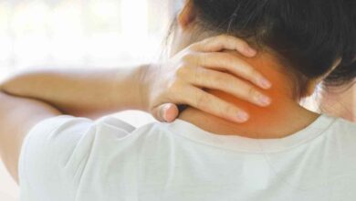 un uomo si massaggia il collo per alleviare il dolore
