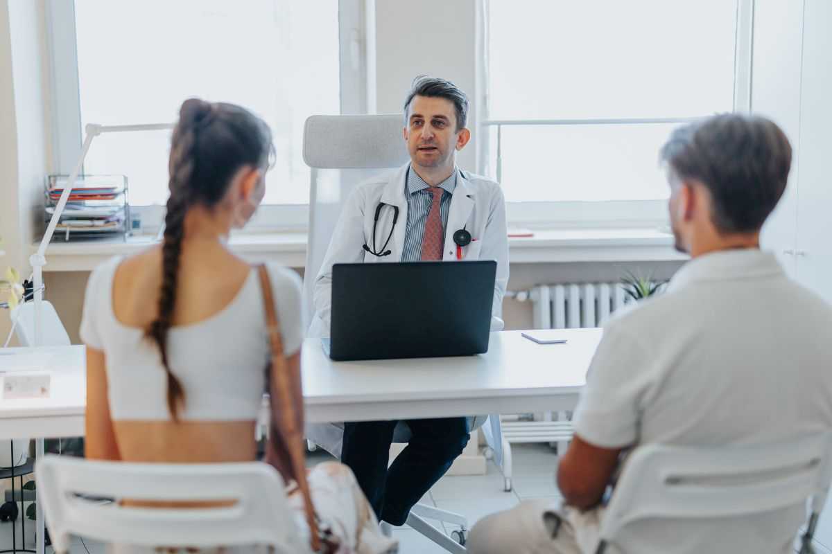 coppia in uno studio medico per capire quale sia il periodo migliore per la fecondazione assistita