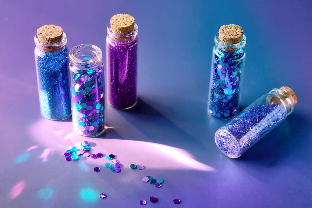 tubetti di vetro contenenti glitter e paillettes