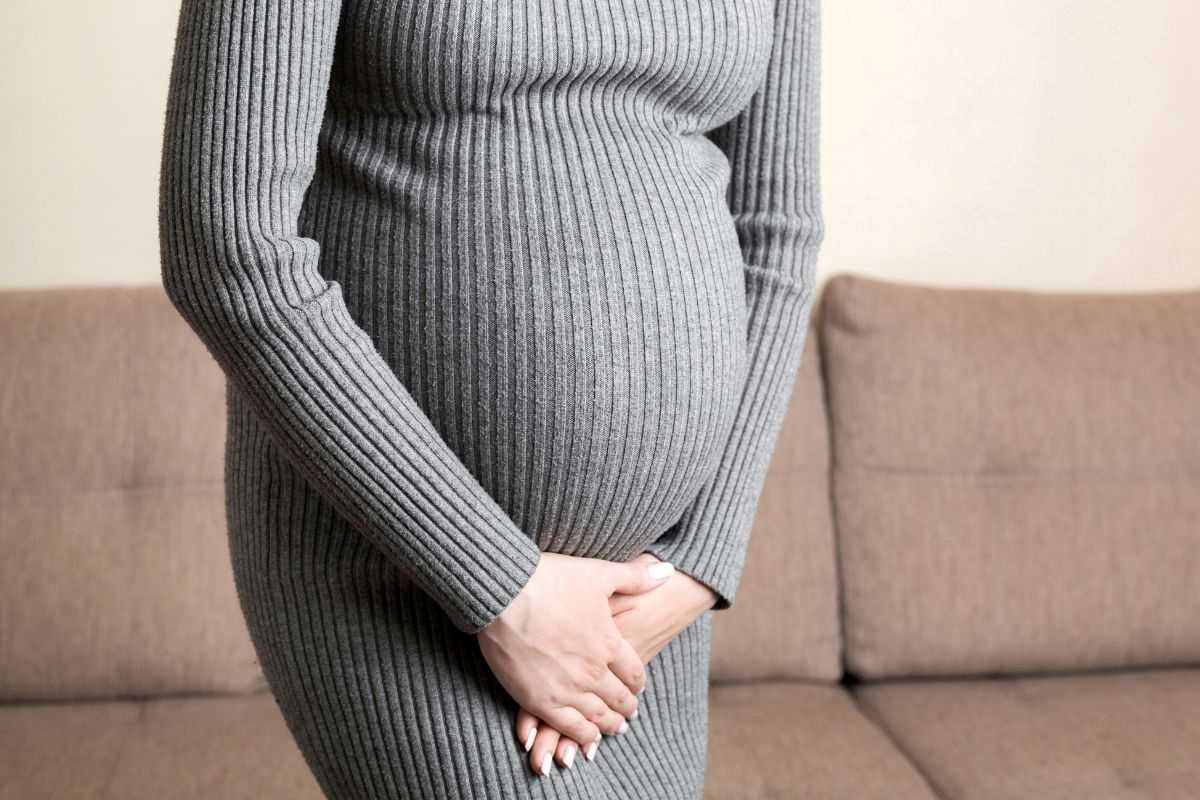 donna incinta che soffre di incontinenza urinaria