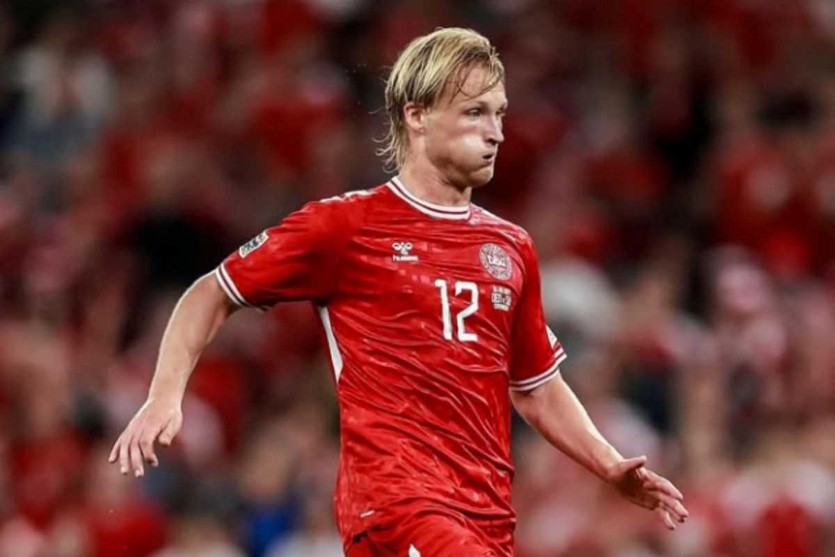 Il calciatore Kasper Dolberg durante un'azione di gioco