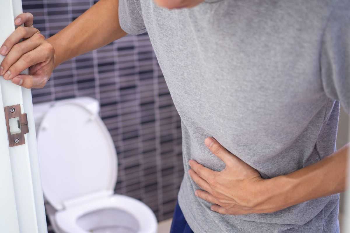 uomo davanti al wc perché ha mal di pancia e diarrea