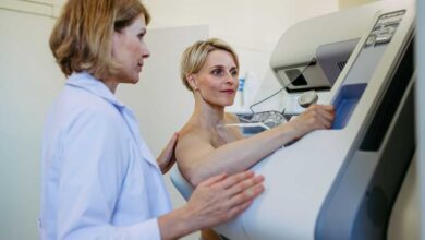 donna che si sottopone a mammografia per screening oncologico