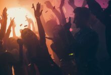 gruppo di adolescenti che balla in discoteca