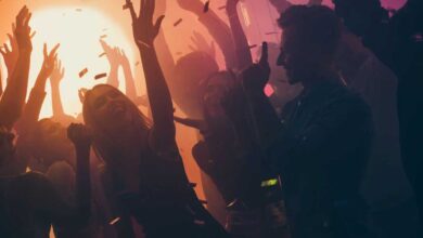gruppo di adolescenti che balla in discoteca