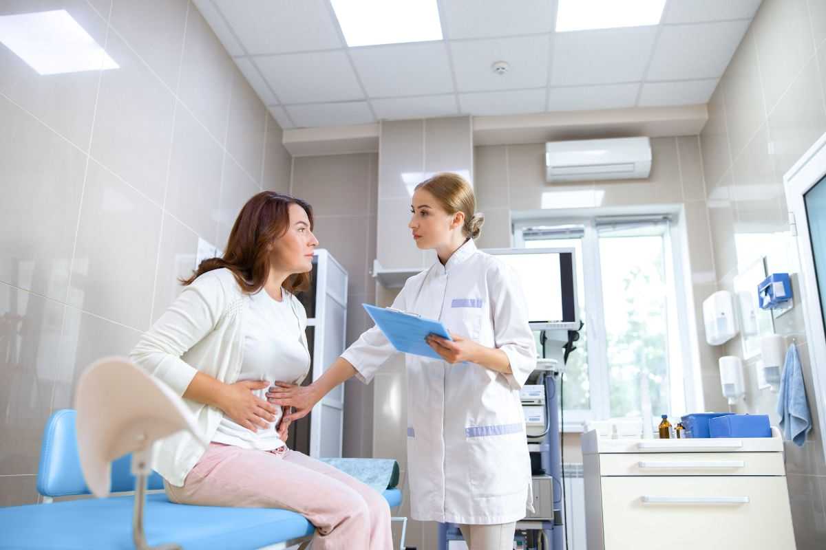 donna in menopausa che va dalla ginecologa per un consulto