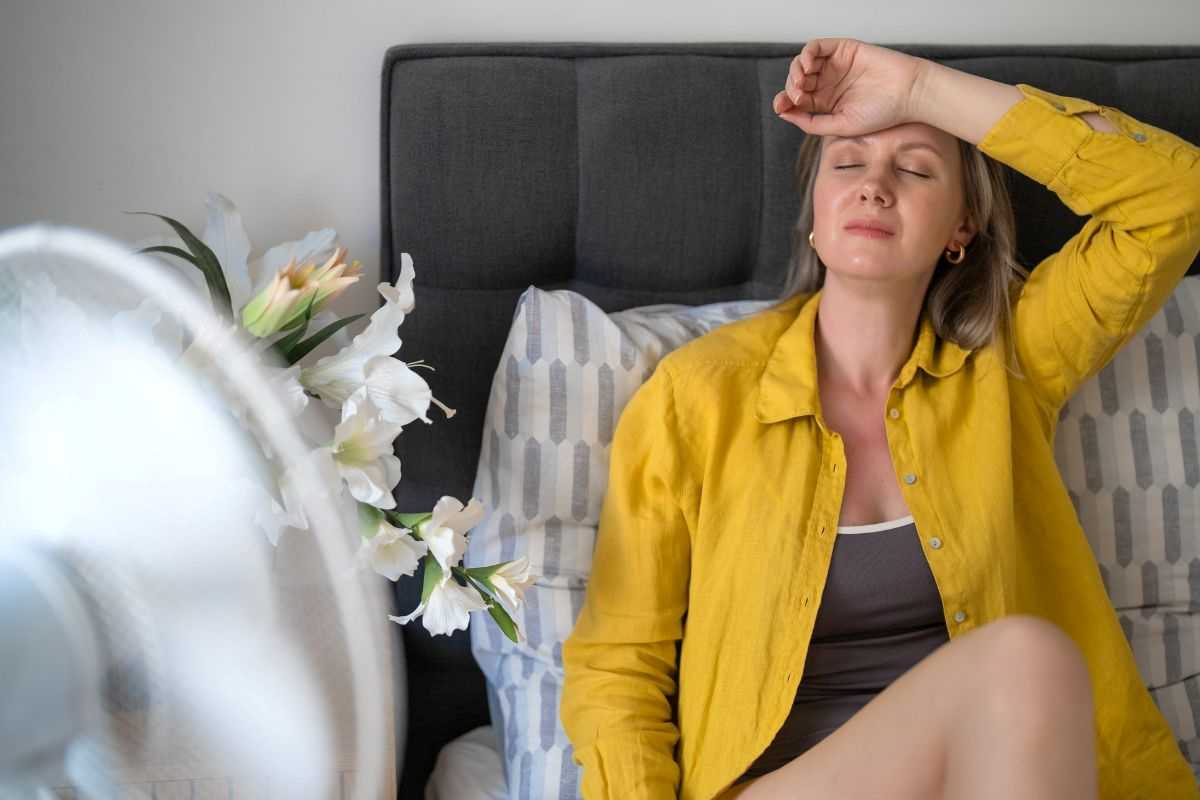 donna in menopausa con le vampate di calore