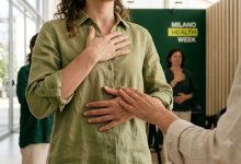 donna che al padiglione della milano health week si sottopone a una sessione di respirazione guidata
