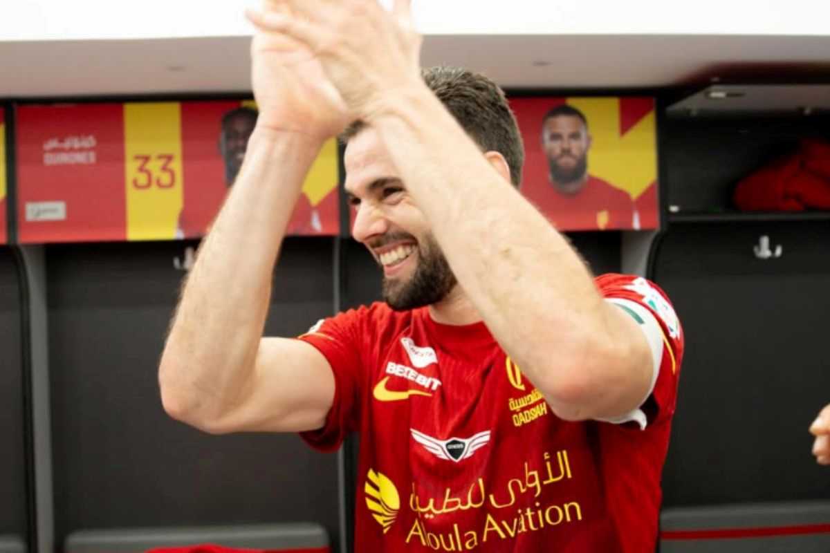 Il calciatore Nacho Fernández mentre applaude nello spogliatoio