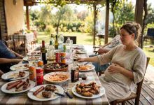 una donna si tiene la pancia gonfia dopo la classica abbuffata estiva