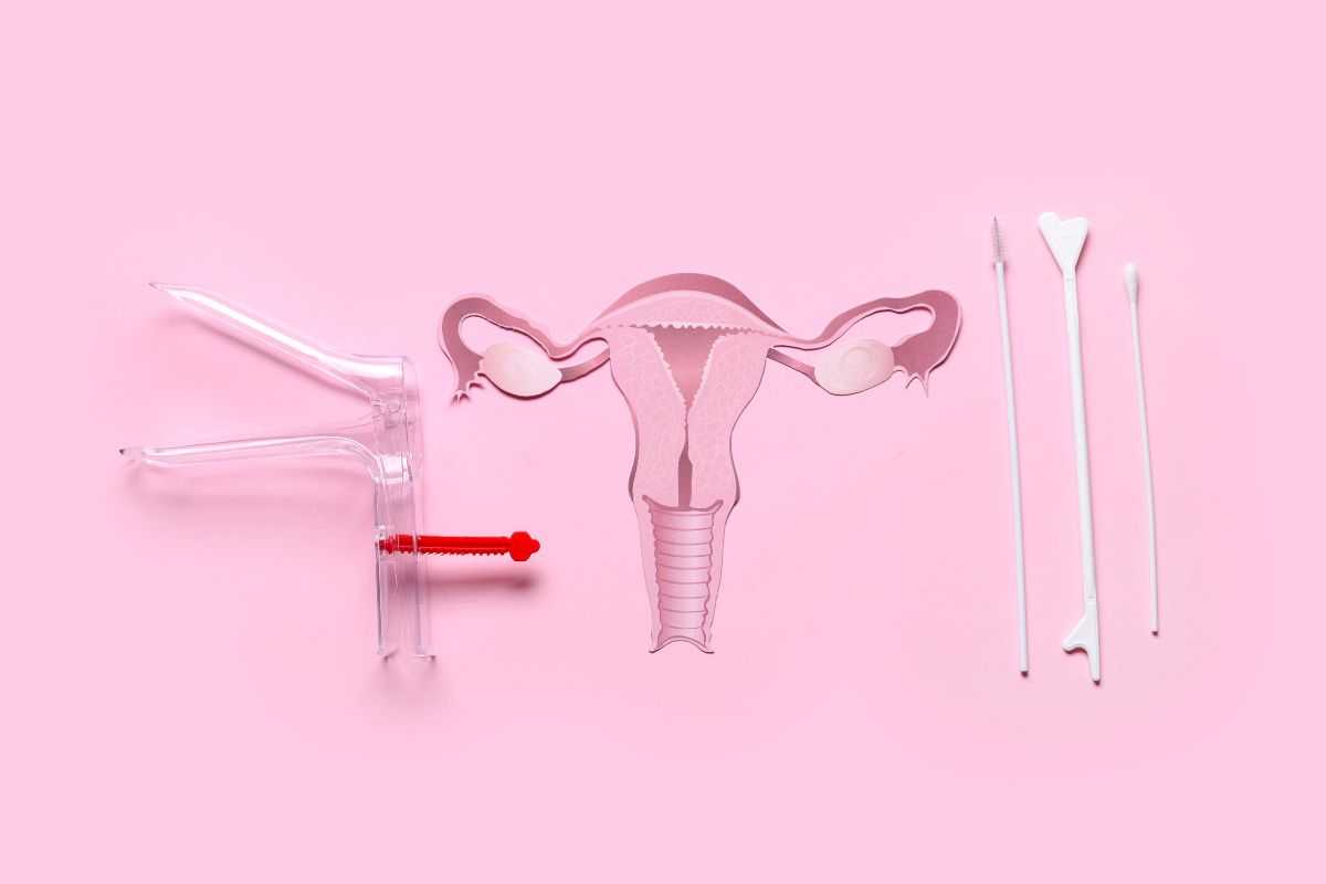 immagine dell'apparato genitale femminile con speculum e strumenti per eseguire il pap test e l'hpv test