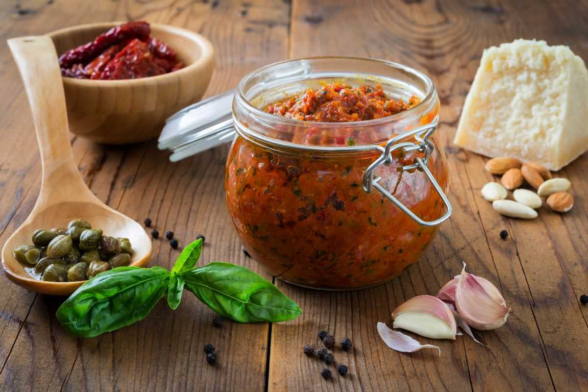 pesto alla trapanese con basilico, aglio, olio, pecorino e pomodorini