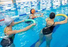 tre donne che fanno pilates in acqua della piscina