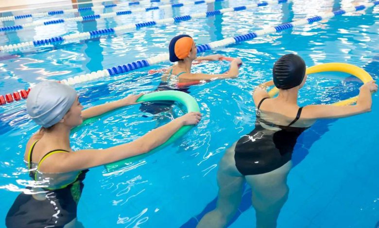 tre donne che fanno pilates in acqua della piscina