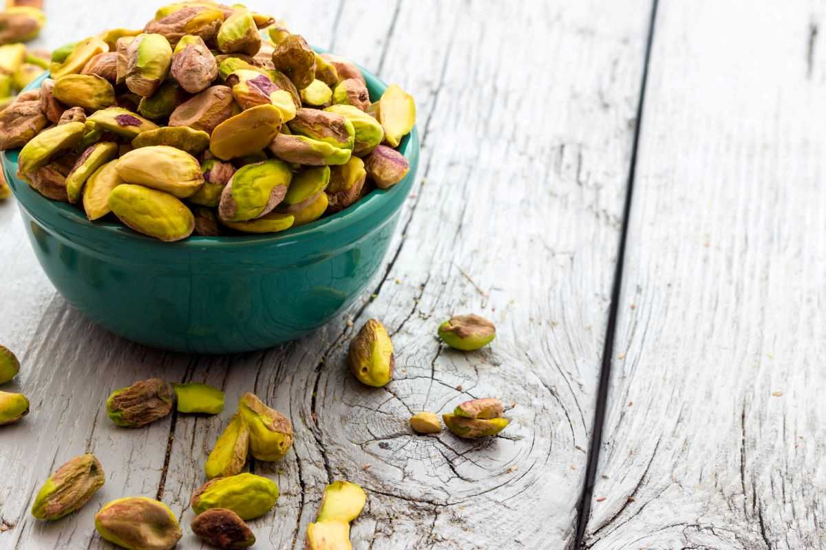 pistacchi americani sgusciati in una ciotolina