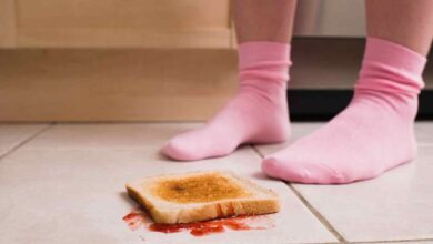 una fetta di pane e marmellata caduta sul pavimento