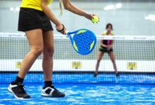 due amiche giocano a padel