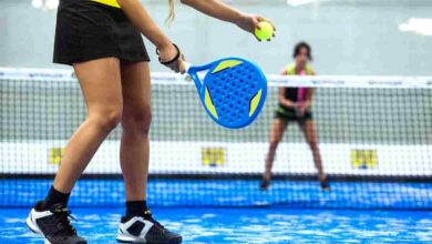 due amiche giocano a padel