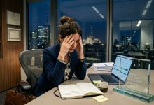 donna al lavoro che ha successo ma non crede nelle sue possibilità perché ha la sindrome dell'impostore