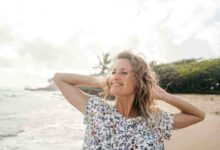 una ragazza sola e felice in spiaggia