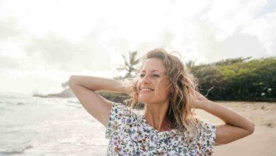 una ragazza sola e felice in spiaggia