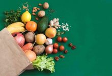 un sacco della spesa pieno di frutta e verdura
