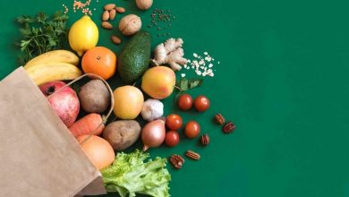 un sacco della spesa pieno di frutta e verdura