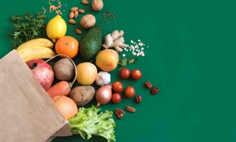 un sacco della spesa pieno di frutta e verdura