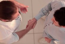 due ragazzi si stringono la mano e uno dei due dimentica il nome dell'altro