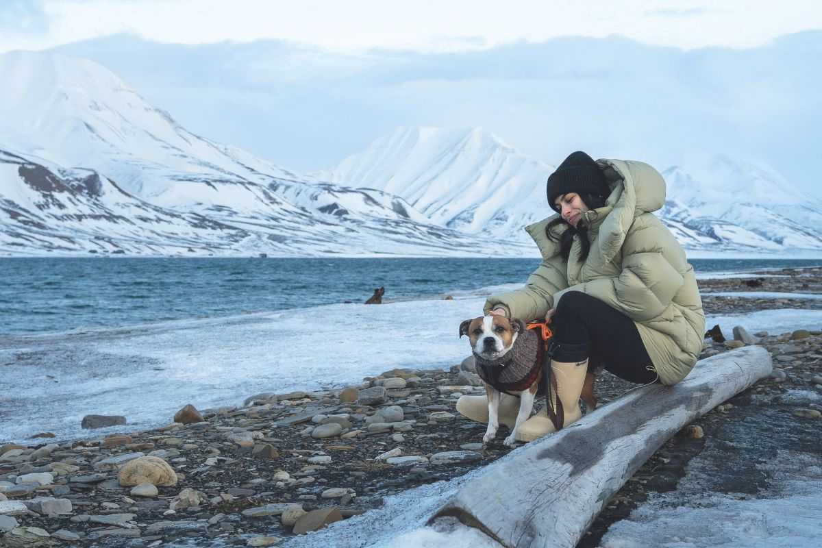 giulia di marino, conosciuta come giuliaalpolo, mentre accarezza il suo cane tra neve e ghiacciai
