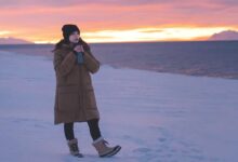 giulia di marino, conosciuta come @giuliaalpolo, mentre cammina sulla neve alle isole Svalbard