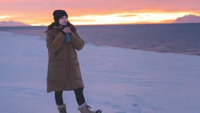 giulia di marino, conosciuta come @giuliaalpolo, mentre cammina sulla neve alle isole Svalbard