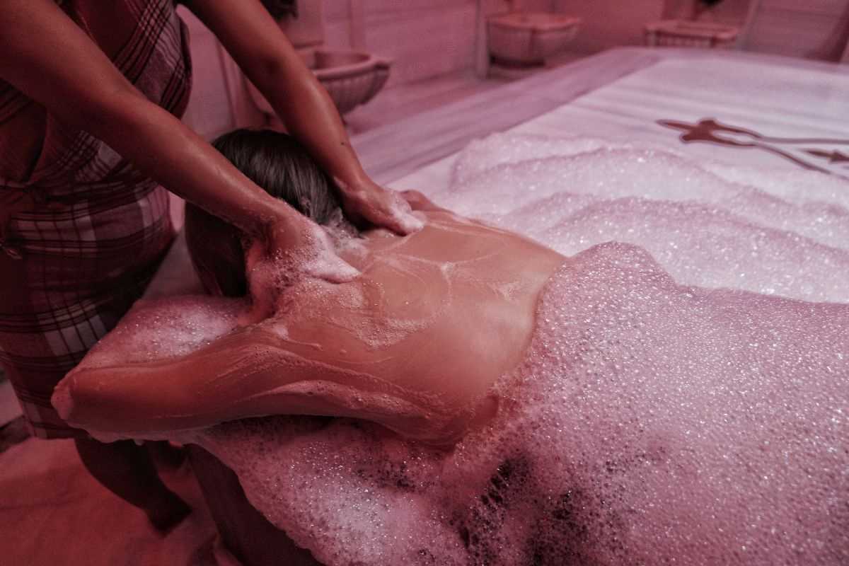 donna che si sottopone a un massaggio rilassante all'interno di un hammam in marocco