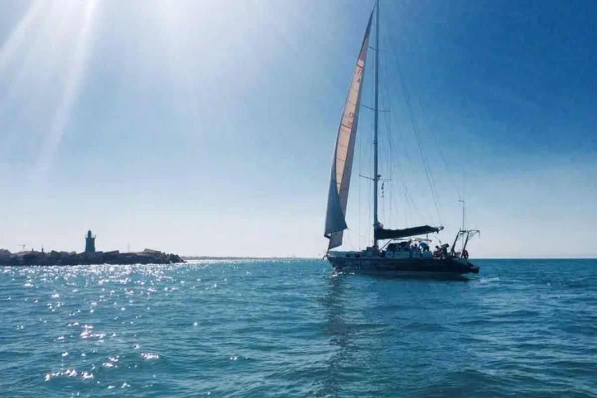 barca a vela del progetto sognando itaca di AIL per sensibilizzare sui tumori del sangue