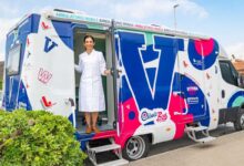 Il bus di Vittoria for Women Tour 2026 con una dottoressa che apre la porta