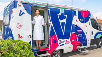 Il bus di Vittoria for Women Tour 2026 con una dottoressa che apre la porta