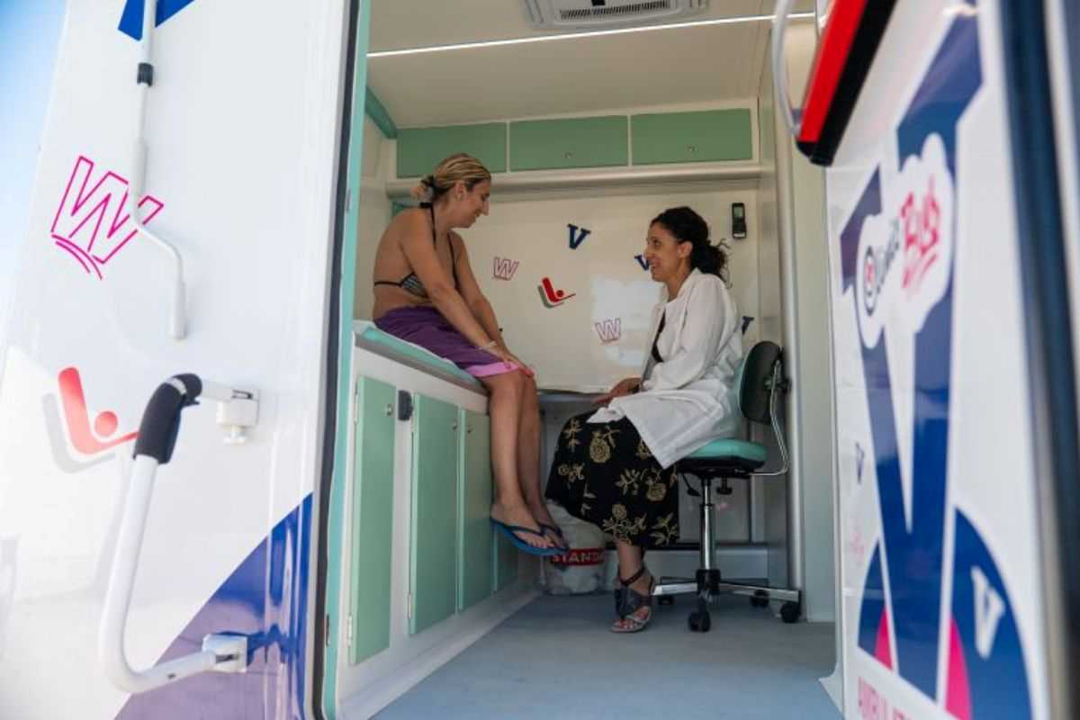 l bus di Vittoria for Women Tour con una dottoressa e una donna in costume