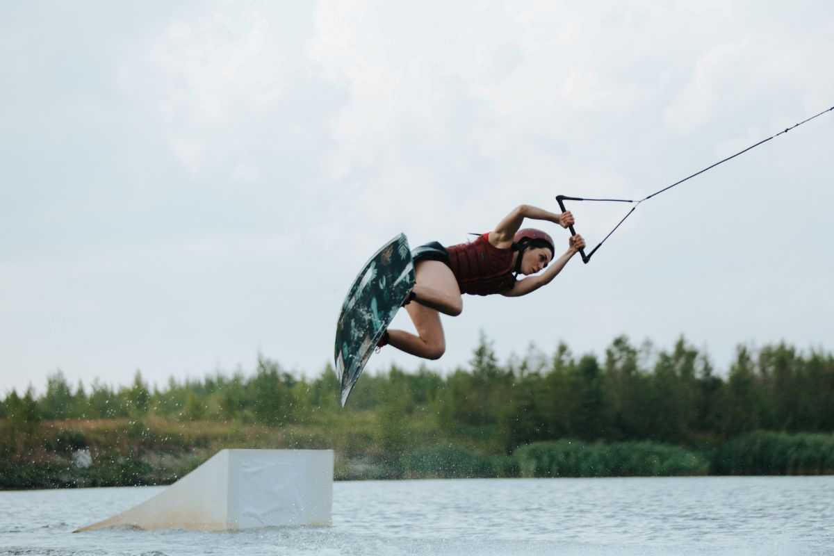 ragazza che pratica wakeboard