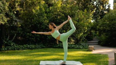 ragazza che fa yoga all'aperto in un giardino