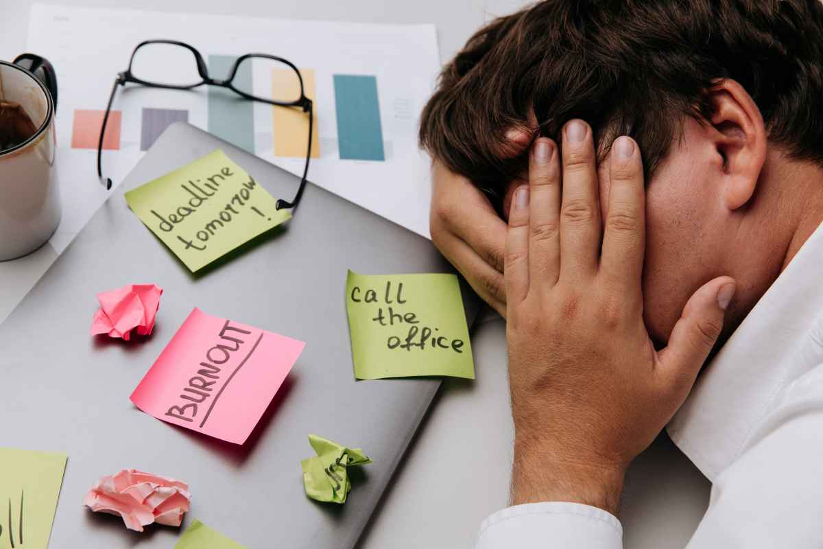 un impiegato dorme sulla scrivania davanti al computer
