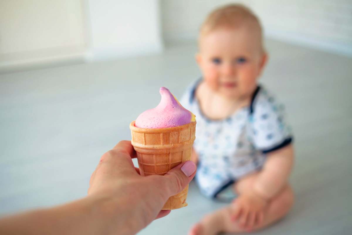 una mamma offre un gelato a un bambino