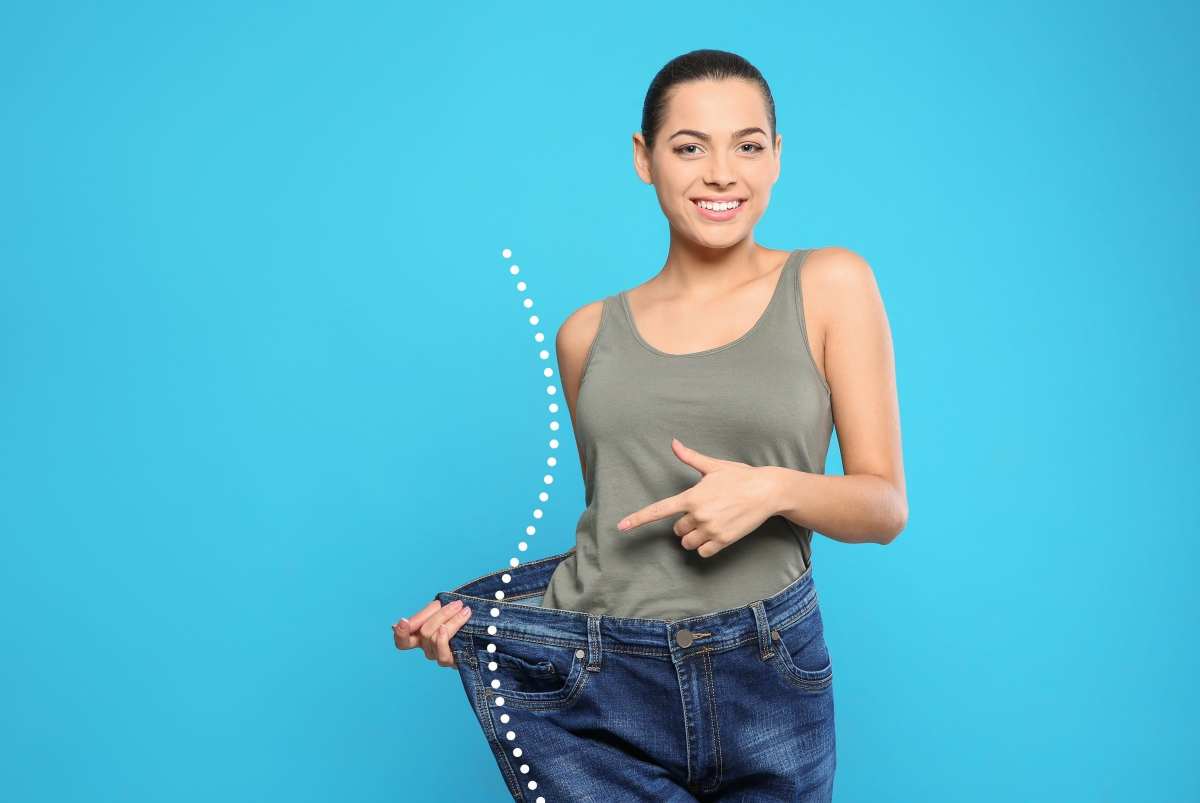una ragazza in un jeans molto largo 
