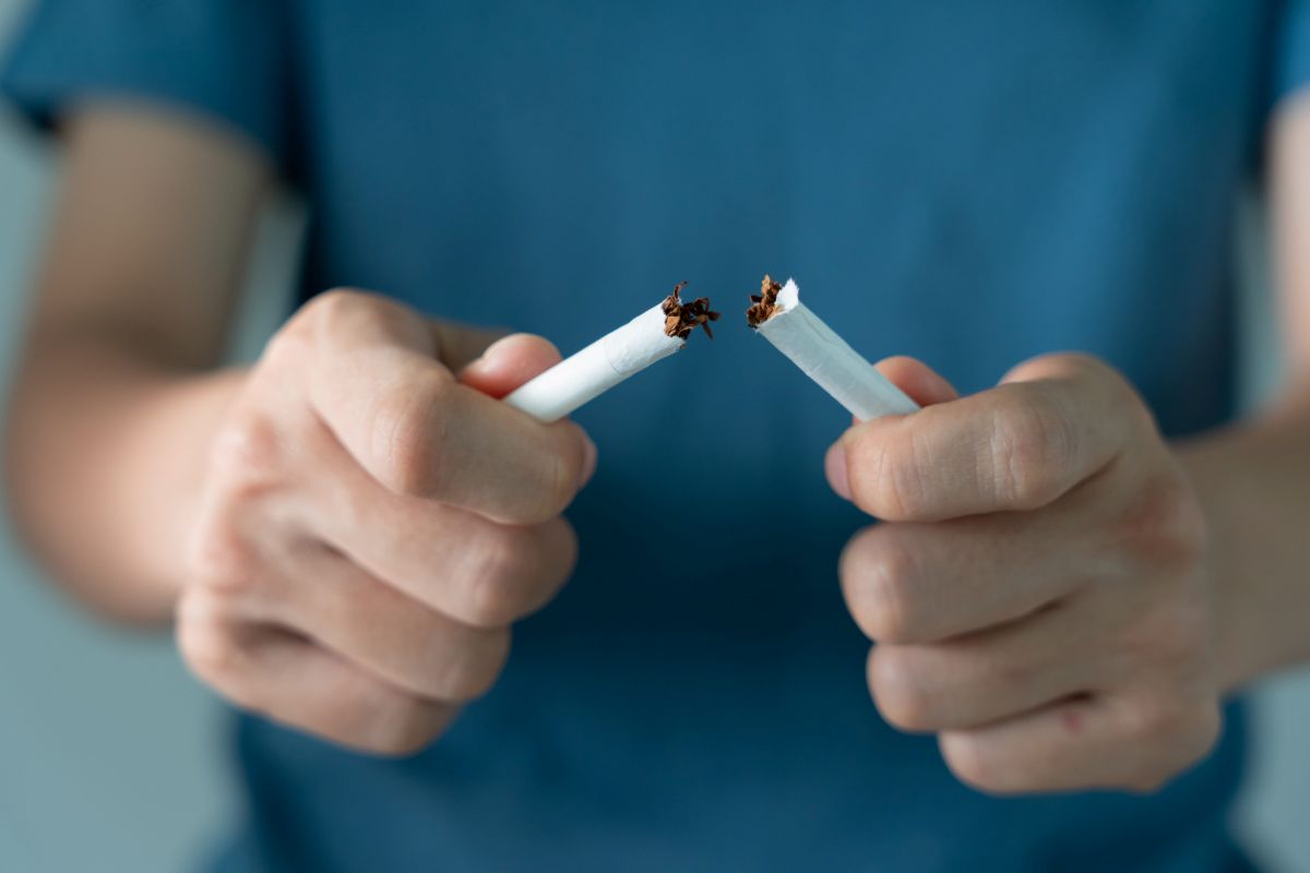 un uomo spezza una sigaretta 