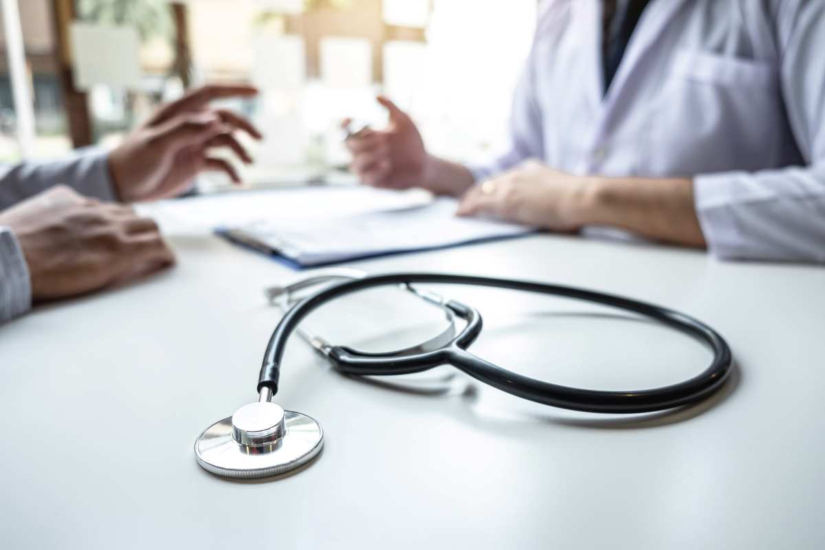 un medico parla con un paziente